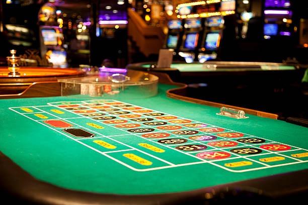 itubola platform interface showing slot tournaments, live dealer tables, and sportsbook markets